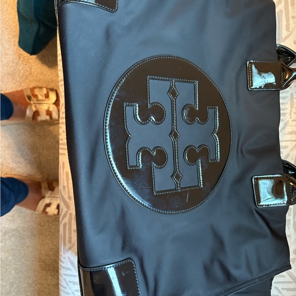 Tory Burch Black Patent Logo Tote - Picture 4 of 9